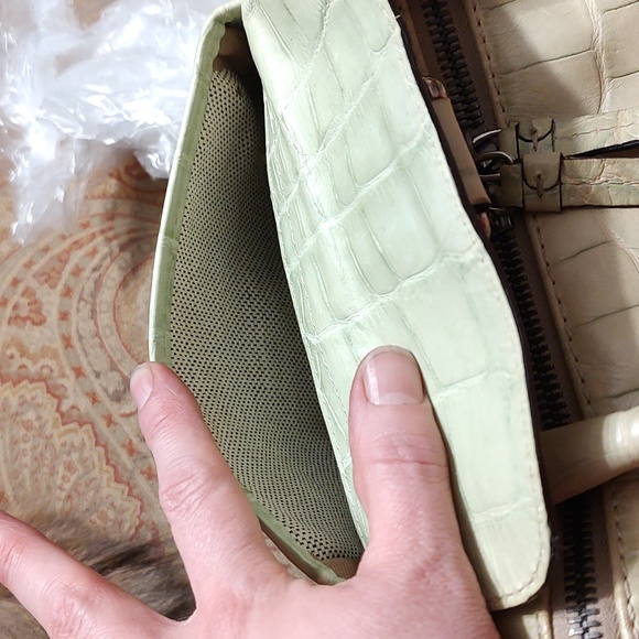 GUC Dooney and Burke pale green croc-embossed leather. Silver hardware. - Picture 16 of 16
